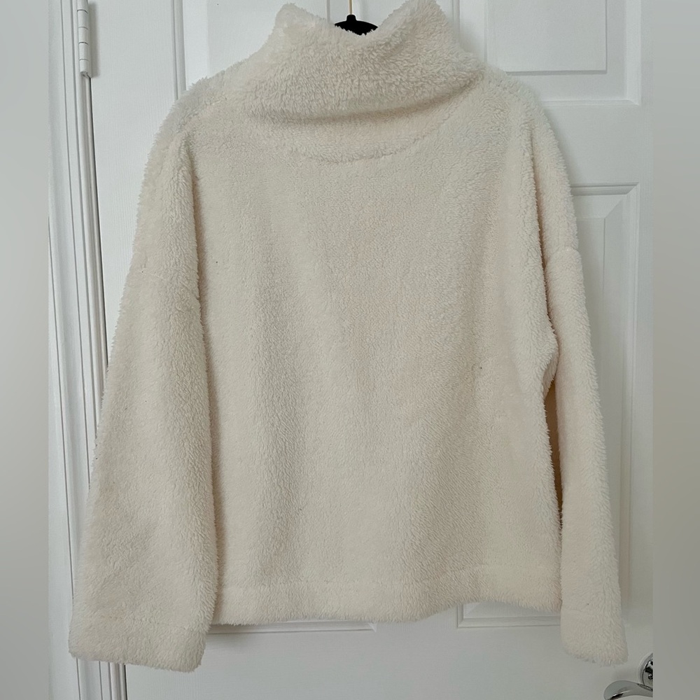 Gap Body Cream teddy bear sweater
Size: Large

Super soft